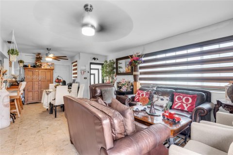 House in Cutler Bay, Florida 4 bedrooms, 183.2 sq.m. № 2009910 - photo 6