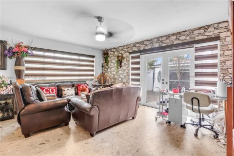 House in Cutler Bay, Florida 4 bedrooms, 183.2 sq.m. № 2009910 - photo 5