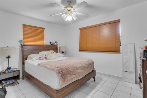 House in Cutler Bay, Florida 4 bedrooms, 183.2 sq.m. № 2009910 - photo 17