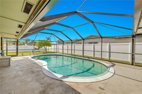 Casa en venta en Pembroke Pines, Florida, 3 dormitorios, 143.35 m2 № 2010485 - foto 25