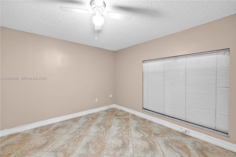 Casa en venta en Pembroke Pines, Florida, 3 dormitorios, 143.35 m2 № 2010485 - foto 19