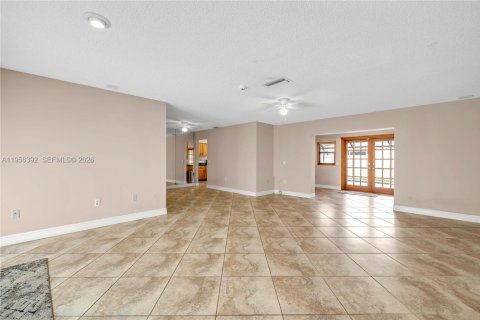 Casa en venta en Pembroke Pines, Florida, 3 dormitorios, 143.35 m2 № 2010485 - foto 2