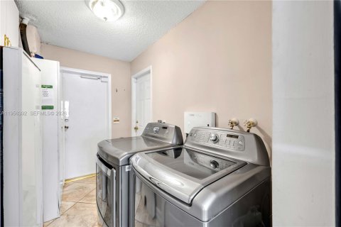 Casa en venta en Pembroke Pines, Florida, 3 dormitorios, 143.35 m2 № 2010485 - foto 22