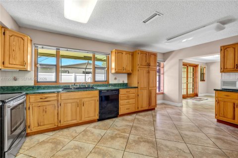 Casa en venta en Pembroke Pines, Florida, 3 dormitorios, 143.35 m2 № 2010485 - foto 11