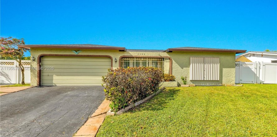 Casa en Pembroke Pines, Florida 3 dormitorios, 143.35 m2 № 2010485