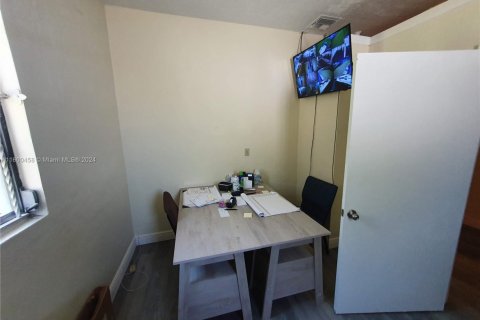 Commercial property in Miami, Florida № 1216332