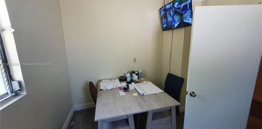 Commercial property in Miami, Florida № 1216332