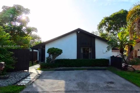House in Pembroke Pines, Florida 2 bedrooms, 127.37 sq.m. № 2245930