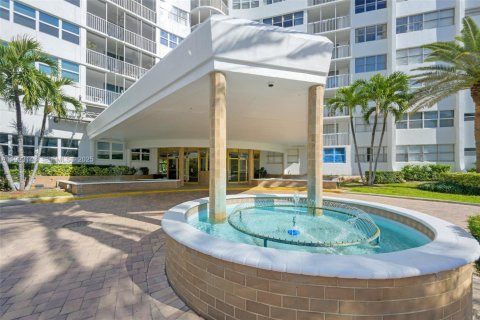 Copropriété à vendre à Hallandale Beach, Floride: 1 chambre, 89.93 m2 № 1976899 - photo 25
