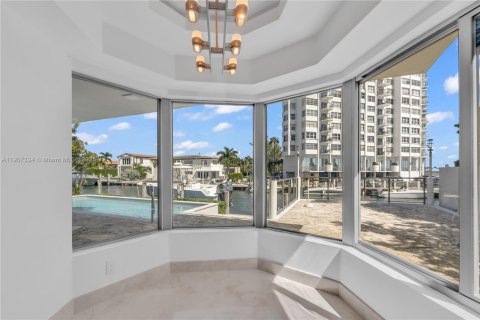 Снять в аренду виллу или дом в Норт-Майами, Флорида 5 спален, 344.2м2, № 1963868 - фото 27