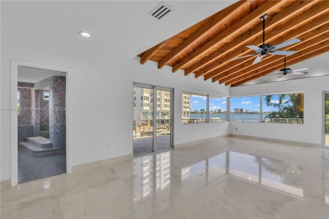 Снять в аренду виллу или дом в Норт-Майами, Флорида 5 спален, 344.2м2, № 1963868 - фото 14