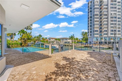 Снять в аренду виллу или дом в Норт-Майами, Флорида 5 спален, 344.2м2, № 1963868 - фото 30