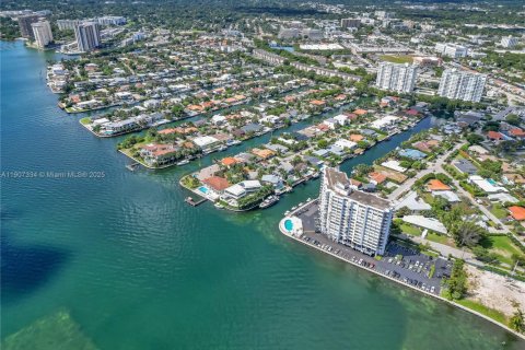 Снять в аренду виллу или дом в Норт-Майами, Флорида 5 спален, 344.2м2, № 1963868 - фото 11