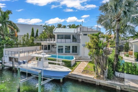 Снять в аренду виллу или дом в Норт-Майами, Флорида 5 спален, 344.2м2, № 1963868 - фото 9