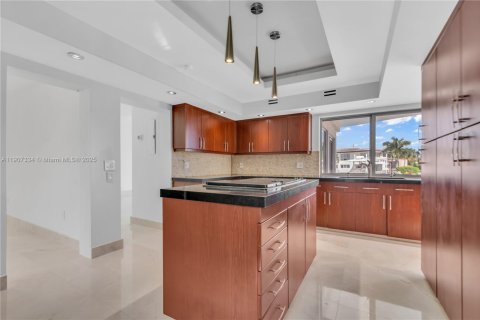 Снять в аренду виллу или дом в Норт-Майами, Флорида 5 спален, 344.2м2, № 1963868 - фото 24