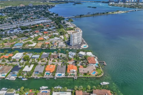 Снять в аренду виллу или дом в Норт-Майами, Флорида 5 спален, 344.2м2, № 1963868 - фото 8