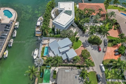 Снять в аренду виллу или дом в Норт-Майами, Флорида 5 спален, 344.2м2, № 1963868 - фото 5