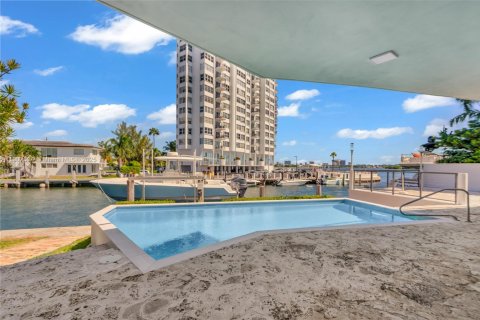 Снять в аренду виллу или дом в Норт-Майами, Флорида 5 спален, 344.2м2, № 1963868 - фото 28