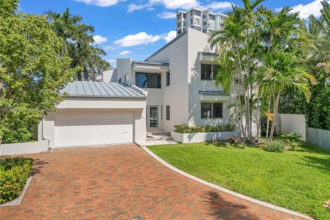 Снять в аренду виллу или дом в Норт-Майами, Флорида 5 спален, 344.2м2, № 1963868 - фото 2