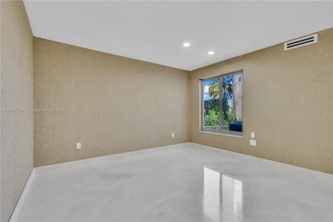 Снять в аренду виллу или дом в Норт-Майами, Флорида 5 спален, 344.2м2, № 1963868 - фото 23