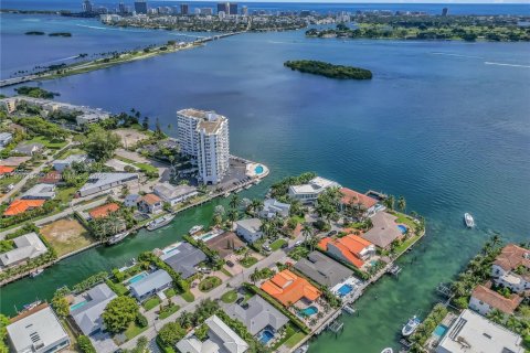 Снять в аренду виллу или дом в Норт-Майами, Флорида 5 спален, 344.2м2, № 1963868 - фото 7