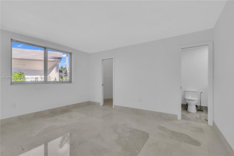 Снять в аренду виллу или дом в Норт-Майами, Флорида 5 спален, 344.2м2, № 1963868 - фото 12