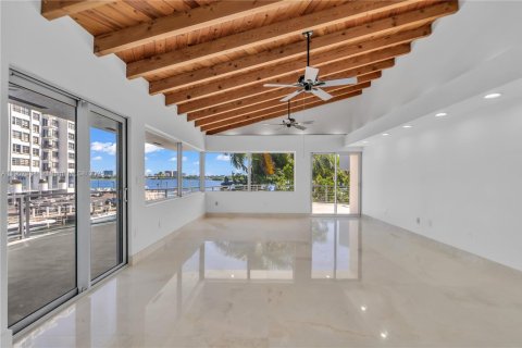 Снять в аренду виллу или дом в Норт-Майами, Флорида 5 спален, 344.2м2, № 1963868 - фото 15