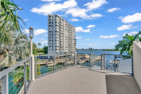 Снять в аренду виллу или дом в Норт-Майами, Флорида 5 спален, 344.2м2, № 1963868 - фото 17