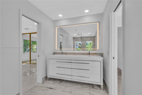 Снять в аренду виллу или дом в Норт-Майами, Флорида 5 спален, 344.2м2, № 1963868 - фото 20