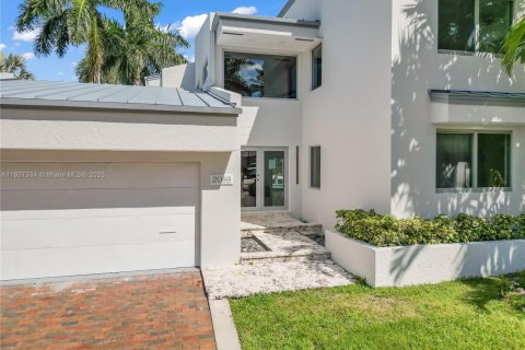 Снять в аренду виллу или дом в Норт-Майами, Флорида 5 спален, 344.2м2, № 1963868 - фото 1