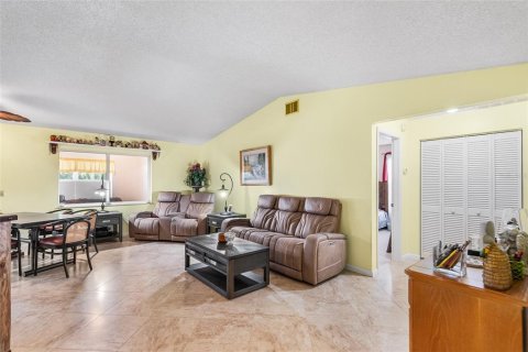 House in Lakeland, Florida 2 bedrooms, 143.35 sq.m. № 2217125 - photo 11