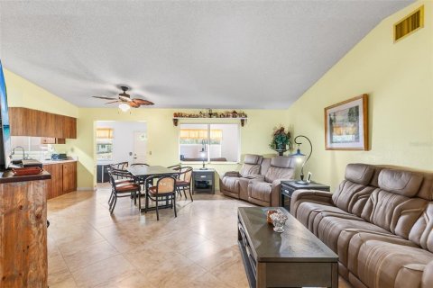 House in Lakeland, Florida 2 bedrooms, 143.35 sq.m. № 2217125 - photo 7