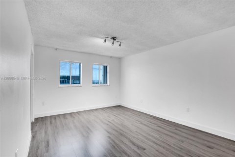 Condo in Miami, Florida, 2 bedrooms № 2074156 - photo 5