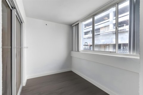 Condo in Miami, Florida, 2 bedrooms № 2074156 - photo 9