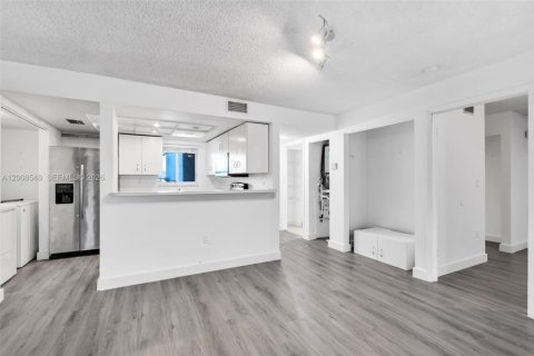 Condo in Miami, Florida, 2 bedrooms № 2074156 - photo 4