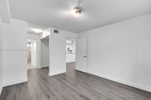 Condo in Miami, Florida, 2 bedrooms № 2074156 - photo 15