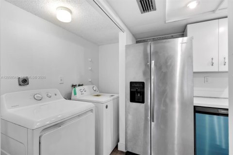 Condo in Miami, Florida, 2 bedrooms № 2074156 - photo 11
