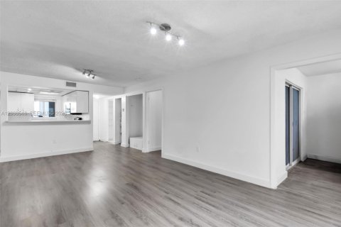 Condo in Miami, Florida, 2 bedrooms № 2074156 - photo 6