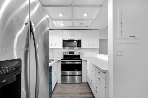 Condo in Miami, Florida, 2 bedrooms № 2074156 - photo 12