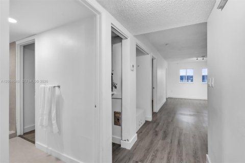 Condo in Miami, Florida, 2 bedrooms № 2074156 - photo 2