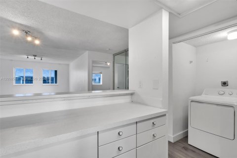 Condo in Miami, Florida, 2 bedrooms № 2074156 - photo 13