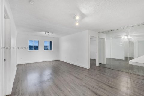 Condo in Miami, Florida, 2 bedrooms № 2074156 - photo 3