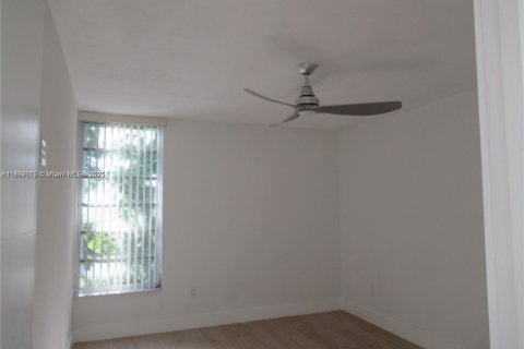 Снять в аренду кондоминиум в Майами, Флорида 1 спальня, 57.6м2, № 1948871 - фото 4