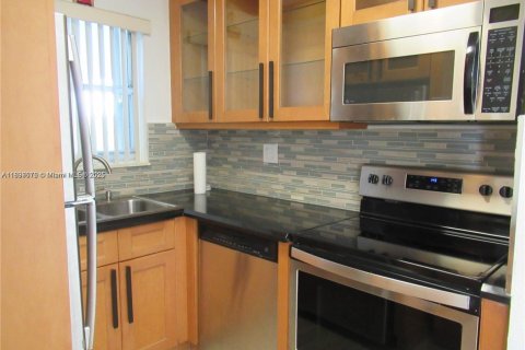 Снять в аренду кондоминиум в Майами, Флорида 1 спальня, 57.6м2, № 1948871 - фото 1