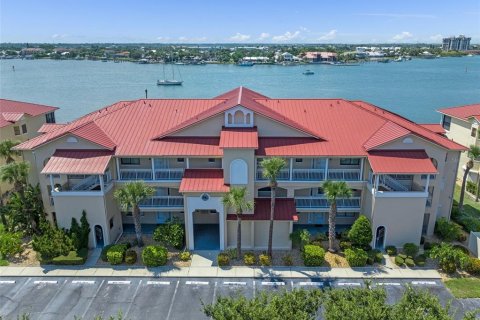 Condo in New Smyrna Beach, Florida, 2 bedrooms  № 1870522 - photo 1