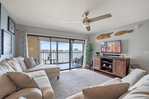 Condo in New Smyrna Beach, Florida, 2 bedrooms  № 1870522 - photo 9