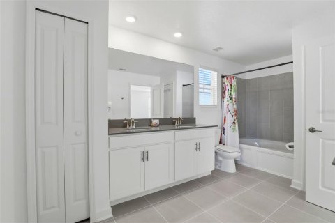 House in Orlando, Florida 4 bedrooms, 228.54 sq.m. № 2218275 - photo 5