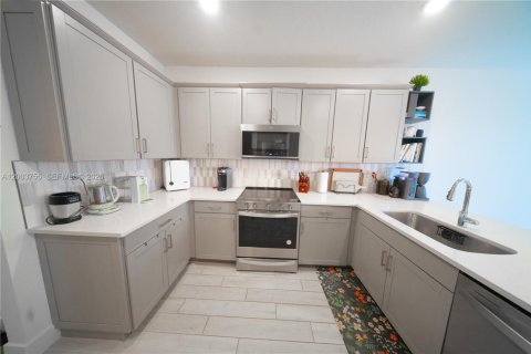 Купить таунхаус в Пемброк-Пайнс, Флорида 3 спальни, 190.36м2, № 2068194 - фото 17