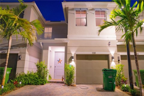 Купить таунхаус в Пемброк-Пайнс, Флорида 3 спальни, 190.36м2, № 2068194 - фото 2