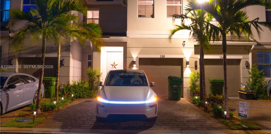 Таунхаус в Пемброк-Пайнс, Флорида 3 спальни, 190.36м2 № 2068194